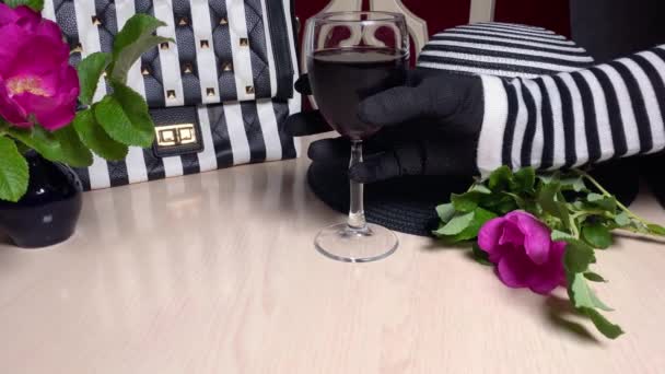 Chapeau Rayé Sac Noir Blanc Avec Des Rayures Sur Table — Video