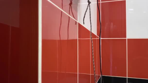 Haushaltsstaubsaugerroboter Waschen Keramikfliesen Auf Weißem Und Rotem Hintergrund — Stockvideo