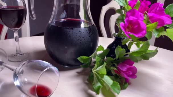 Vinho Tinto Caseiro Jarro Vidro Flores Copo Vinho Mesa Branca — Vídeo de Stock