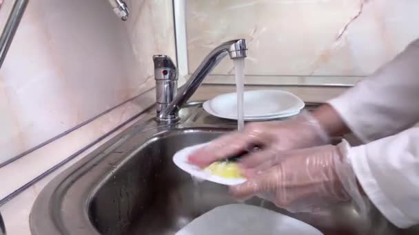 Timelapse Donna Lava Rapidamente Piatti Bianchi Nel Lavandino Della Cucina — Video Stock