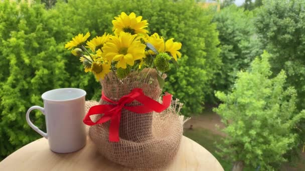 Flores Amarillas Taza Café Blanco Mesa Madera Balcón Viento Moviendo — Vídeos de Stock