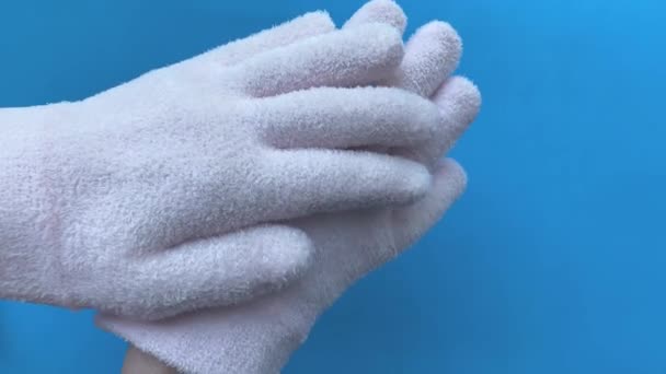 Guantes Hidratantes Gel Spa Sobre Fondo Azul Concepto Rutina Belleza — Vídeos de Stock