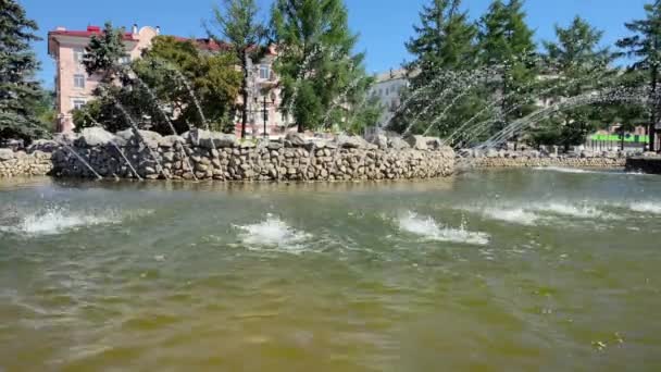 城市夏季风景与喷泉 俄罗斯彼尔姆的公园 水的排放 — 图库视频影像