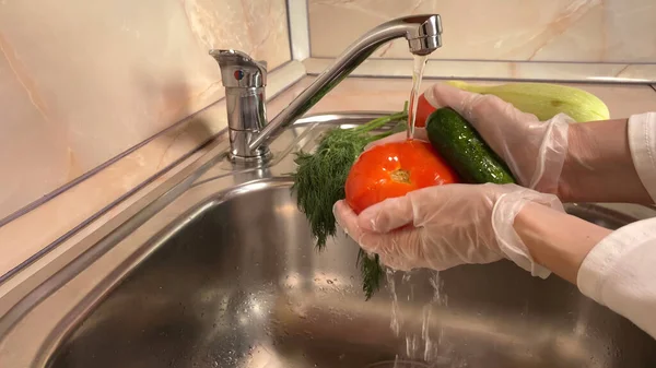 Mulher Lava Legumes Pia Cozinha Fechar Mão Com Legumes — Fotografia de Stock