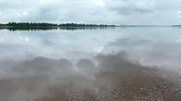 Paisagem Rio Nuvens Refletindo Superfície Água Rio Kama Perm Rússia — Vídeo de Stock