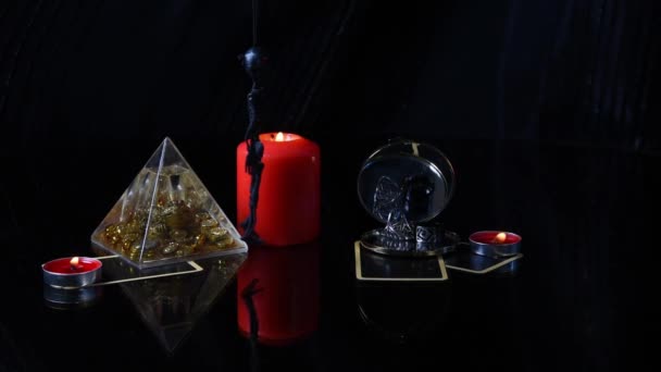 Magisch Occult Heksenritueel Met Rode Brandende Kaarsen Spiegel Skelet Ringen — Stockvideo