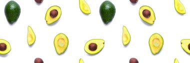 Avokado pürüzsüz desen. Beyaz arka planda izole edilmiş avokado parçalarından yapılmış. Avokado, avacado parçaları ve tohumlardan oluşan düz bir yer..