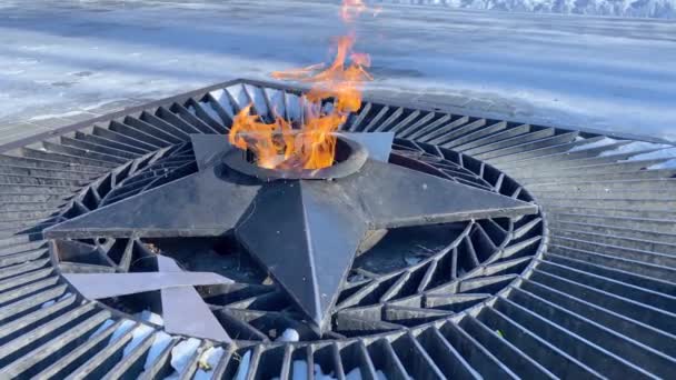 Monumento Con Fiamma Eterna Fuoco Ardente Stella Simbolo Memoria Seconda — Video Stock