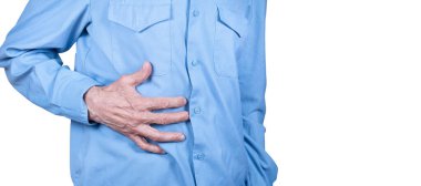 Erkek el ele tutuşuyor. Karaciğer ağrısı çeken yaşlı bir adam. Beyaz arka planda izole edilmiş. Metin için alanı kopyala