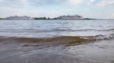 Beyaz gemilerle birlikte su manzarası. Mavi gökyüzü, yaz mevsimi. Nehir gezisi.