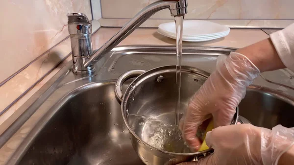 Silberpfanne Der Spüle Waschen Nahaufnahme Von Wasserhahn Weibliche Hand Handschuhen — Stockfoto