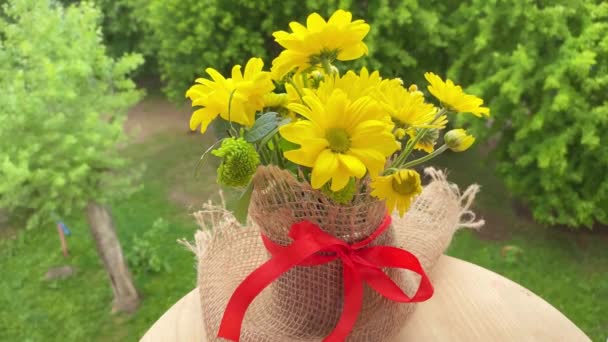 Bukett Gula Blommor Träbord Balkong Sommar Grön Natur Bakgrund — Stockvideo