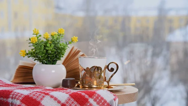 Gouden Koffiebeker Boek Vaas Met Bloemen Tafel Café Winter Het — Stockfoto