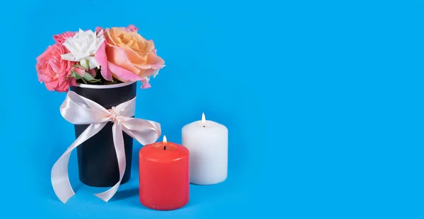 Bouquet Fiori Rosa Candele Sfondo Blu Copia Spazio — Foto Stock