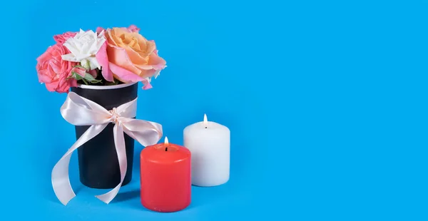 Ramo Flores Rosas Velas Sobre Fondo Azul Copiar Espacio —  Fotos de Stock