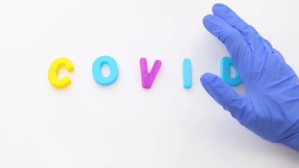 Médicos Mão Remover Palavra Covid Encerramento Pandemia Covid — Vídeo de Stock