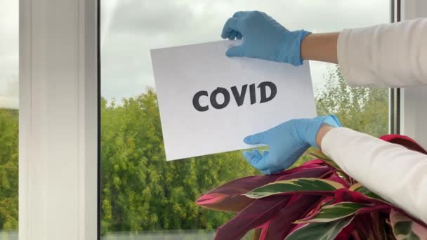 Dokters Hand Brokkelig Vel Papier Met Woord Covid Einde Van — Stockvideo