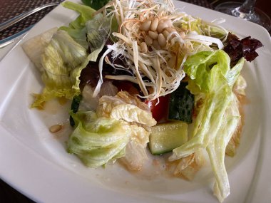 Sebzeli salata, kafede abur cubur. Masa döşeme