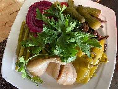 Sebzeli salata, kafede abur cubur.