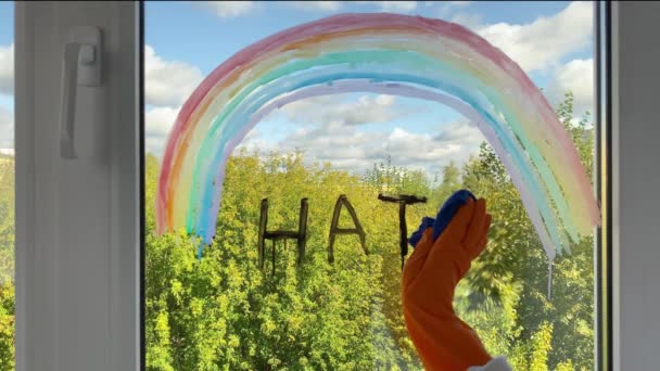 Hand Schoonmaken Woord Haat Onder Regenboog Lgbt Concept Van Gelijkheid — Stockvideo