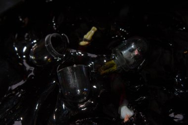 Ekolojik bir felaket, insanlar siyah bir maddeye daldırılıyor, insanlar siyah bir çamurda boğuluyor. Ekoloji konsepti fotoğrafı