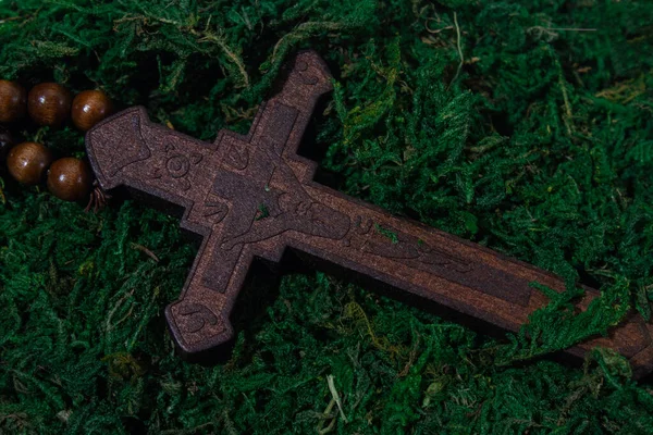Dřevěný Kříž Leží Mechu Koncepce Fotografie Náboženského Tématu — Stock fotografie