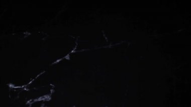 Bir ışık hüzmesi ahşap bir Hıristiyan haçını aydınlatıyor.