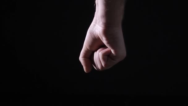 Um homem mão aperta em um punho de raiva em um fundo preto — Vídeo de Stock