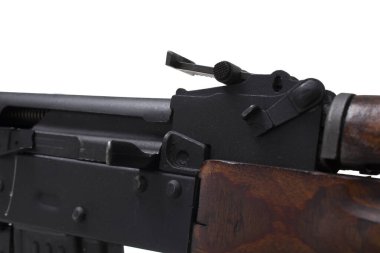AKM (Avtomat Kalaşnikova) Beyaz üzerine Kalaşnikof saldırı tüfeği. Ayrıntıları kapat AK 47