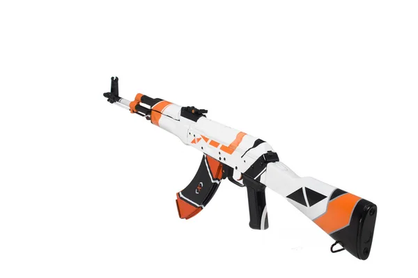 AKM (Avtomat Kalaşnikova) Beyaz üzerine Kalaşnikof saldırı tüfeği. Silah, AK 47 asiimov boyalı.