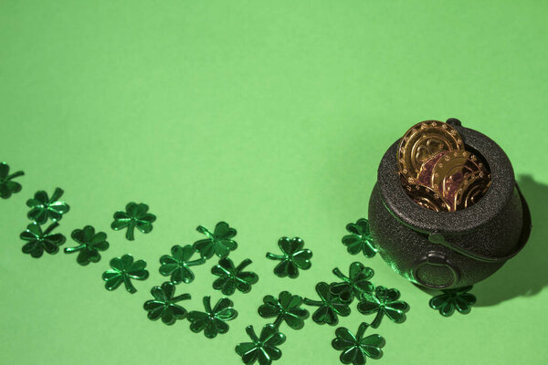 День Святого Патрика Горшок с золотом и трилистники на зеленом фоне. Копирование текста