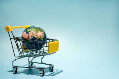 Dünya gezegeni süpermarket tramvayı, online alışveriş. Dünya Günü 'nün konsept fotoğrafı