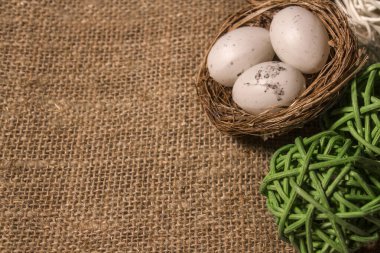 Çuval bezinde yumurtaları olan bir yuva. Mutlu Paskalya yumurtaları. Paskalya yumurtaları ile arka plan.
