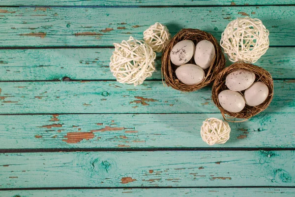 Yuvadaki yumurta mavi ahşap arka planda