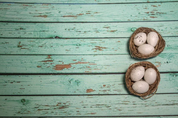 Yuvadaki yumurta mavi ahşap arka planda