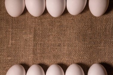 Çuval bezinde yumurtaları olan bir yuva. Mutlu Paskalya yumurtaları. Paskalya yumurtaları ile arka plan.