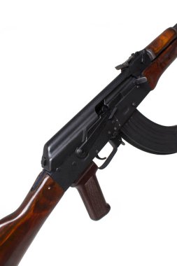AKM (Avtomat Kalaşnikova) Kalaşnikov 'un beyaz arka plandaki saldırı tüfeği izole edildi.