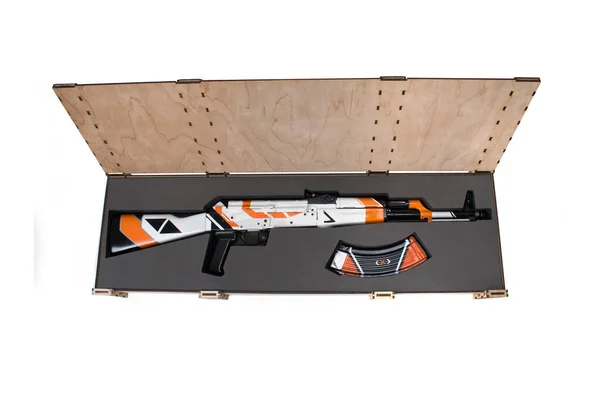 AKM (Avtomat Kalaşnikova) Beyaz üzerine Kalaşnikof saldırı tüfeği. Silah, AK 47 asiimov boyalı.