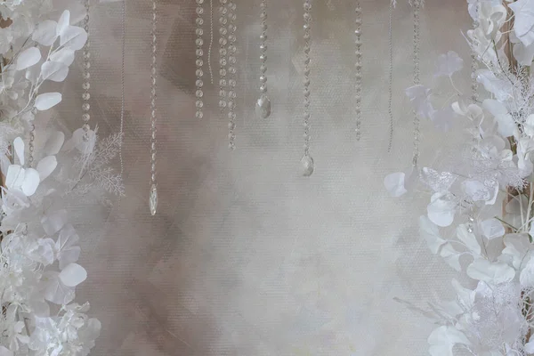 하얀 꽃, 구슬, 베이지 색 배경을 가진 꽃무늬 — 스톡 사진