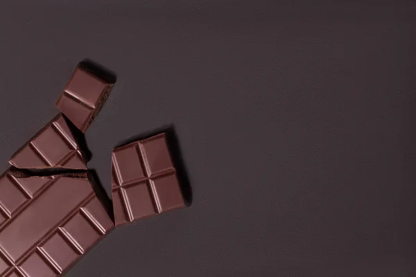 Разбитые Кусочки Тёмного Шоколада Чёрном Фоне Вид Сверху Стоковое Фото