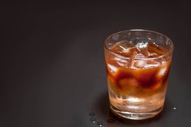 Siyah arka planda buzlu kahve. Soğuk içecek yaz içeceği.