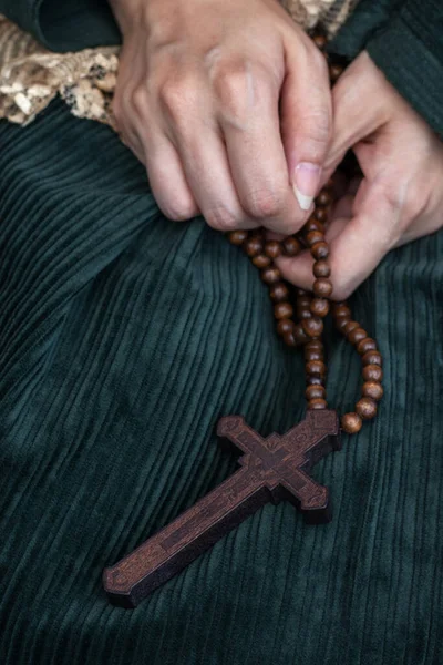 Frauenhände halten ein großes hölzernes Kreuz — Stockfoto