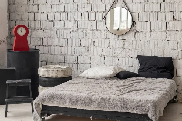 Дизайн интерьера спальни промышленного стиля. Черно-белая палитра, стены из белого кирпича Лицензионные Стоковые Фото