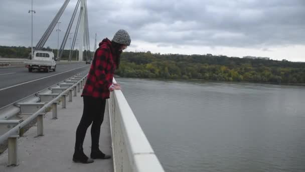 Junge Depressive Obdachlose Oder Frauen Die Allein Auf Der Brücke — Stockvideo