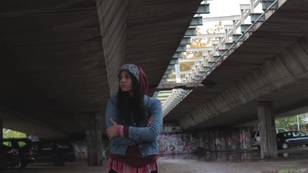 Jeune Fille Femme Sans Abri Déprimée Tenant Seule Sous Pont — Video