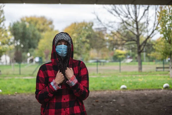 Joven Sin Hogar Deprimida Niña Mujer Con Capucha Máscara Protectora — Foto de Stock