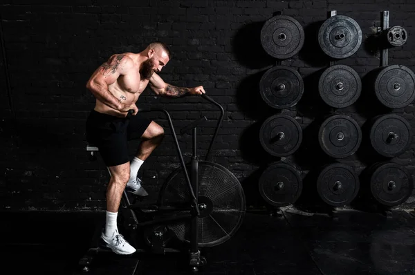 Jovem Ativo Forte Ajuste Suado Homem Muscular Com Grandes Músculos — Fotografia de Stock