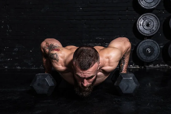 Joven Activo Sudoroso Fuerte Ajuste Muscular Hombre Con Grandes Músculos — Foto de Stock