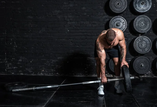 Joven Activo Sudoroso Fuerte Musculoso Hombre Forma Con Grandes Músculos —  Fotos de Stock