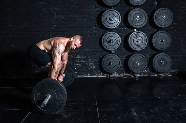 Joven Activo Sudoroso Fuerte Musculoso Forma Hombre Con Grandes Músculos — Foto de Stock